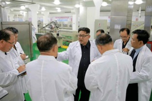 金正恩視察平壤食品工廠，贊國(guó)產(chǎn)設(shè)備如美男子，強(qiáng)調(diào)農(nóng)產(chǎn)品自給自足